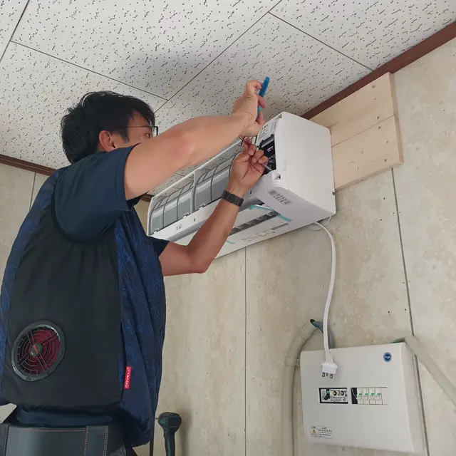 電気工事士として作業する仲間