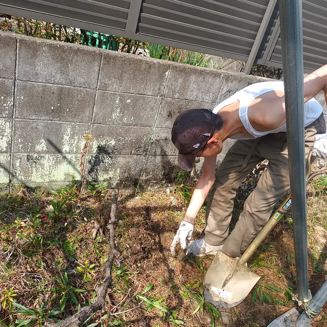 ボランティアで作業する仲間
